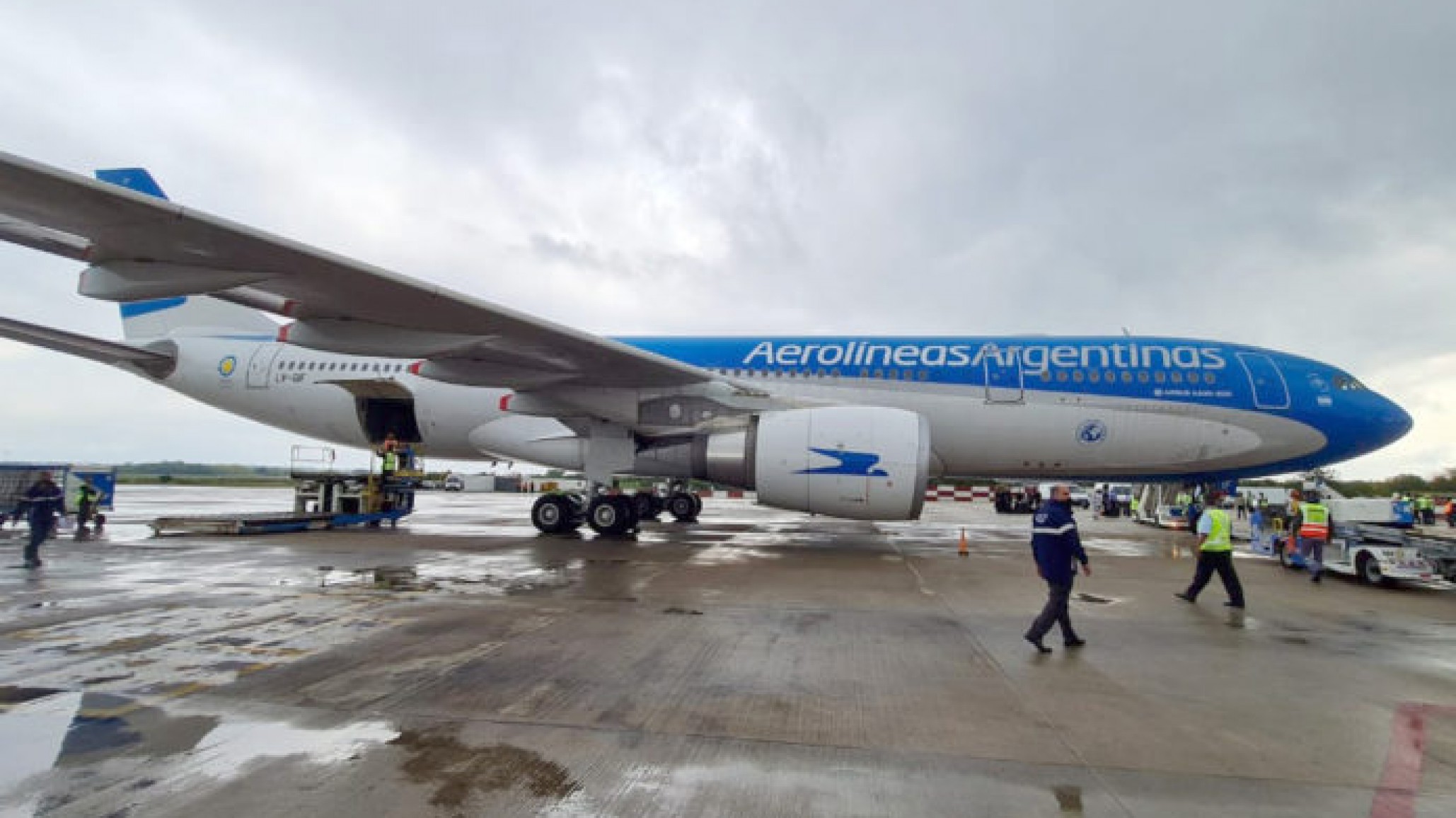 Un avión de Aerolíneas sufrió una falla y aterrizó de emergencia en Ezeiza