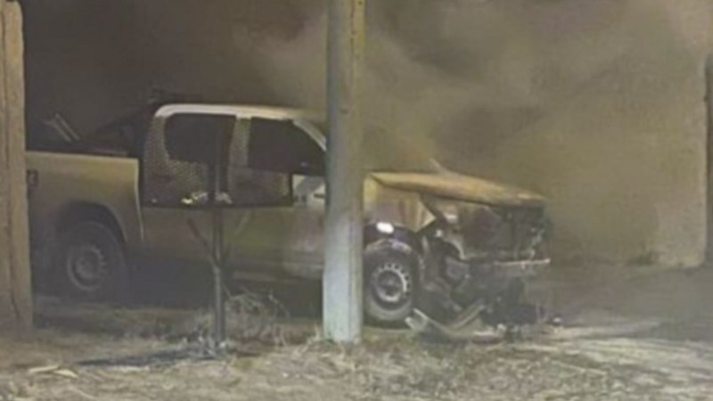 Investigan el incendio de una camioneta y un auto sospechoso que se dio a la fuga