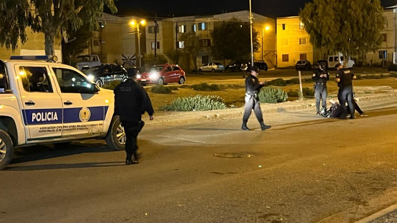 Accidente en Barrio Pueyrredón: repartidor en moto chocó contra la puerta de un auto