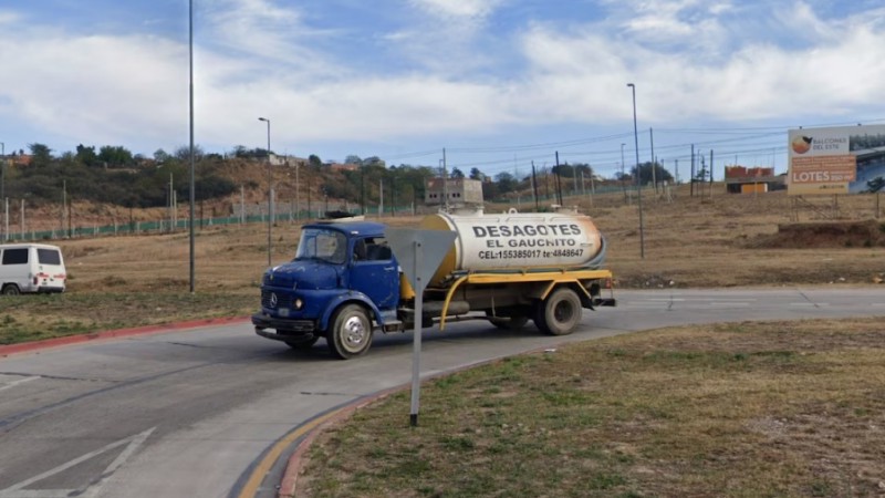 Tragedia en Córdoba: un adolescente se peleó con su novia, se tiró a la ruta y murió tras ser atropellado por un camión