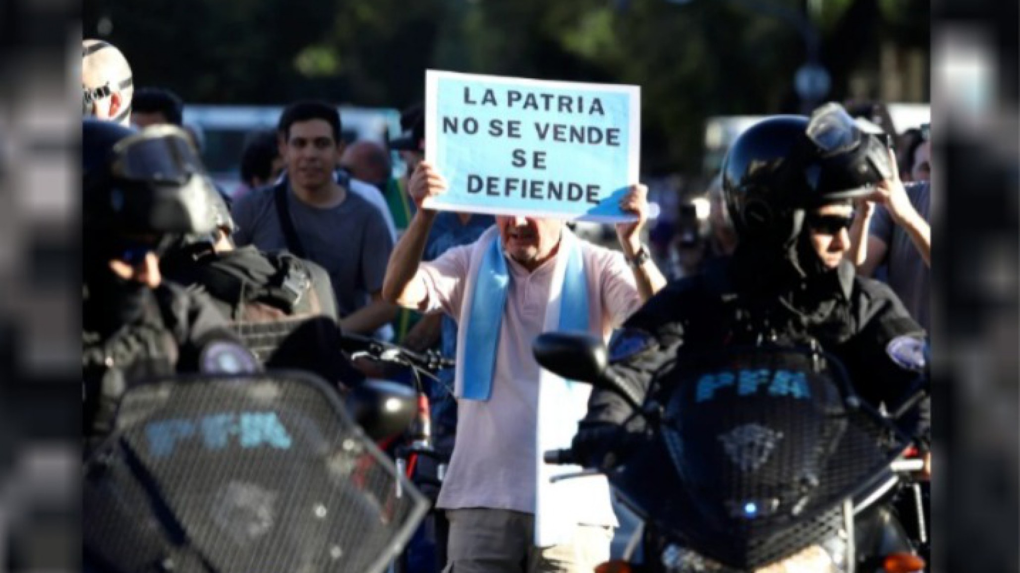 Jubilados marchan al Congreso con el apoyo de hinchas de fútbol y bajo fuerte operativo de seguridad