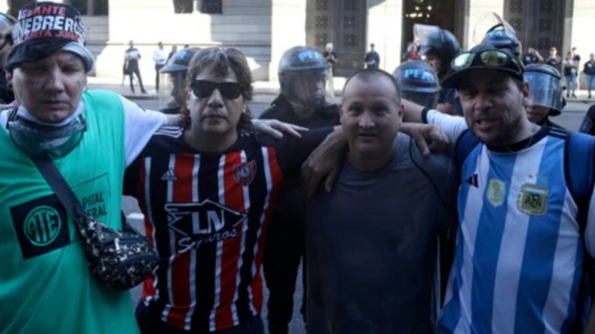 Sin cancha por protestar: el Gobierno prohíbe el ingreso a estadios a quienes corten calles