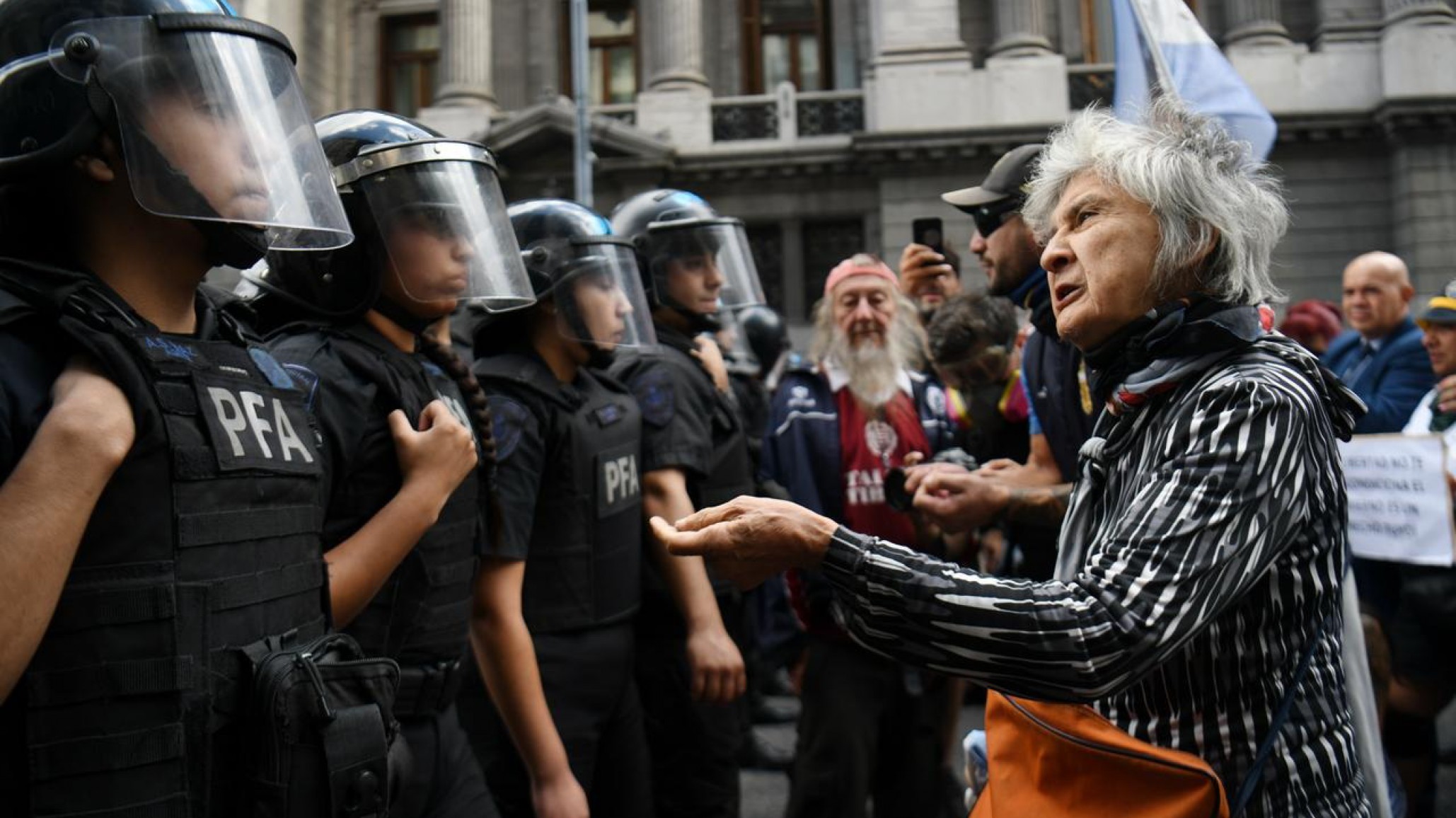 Hinchas de fútbol acompañaron la marcha de los jubilados: detenidos, gases lacrimógenos y uso excesivo de la fuerza