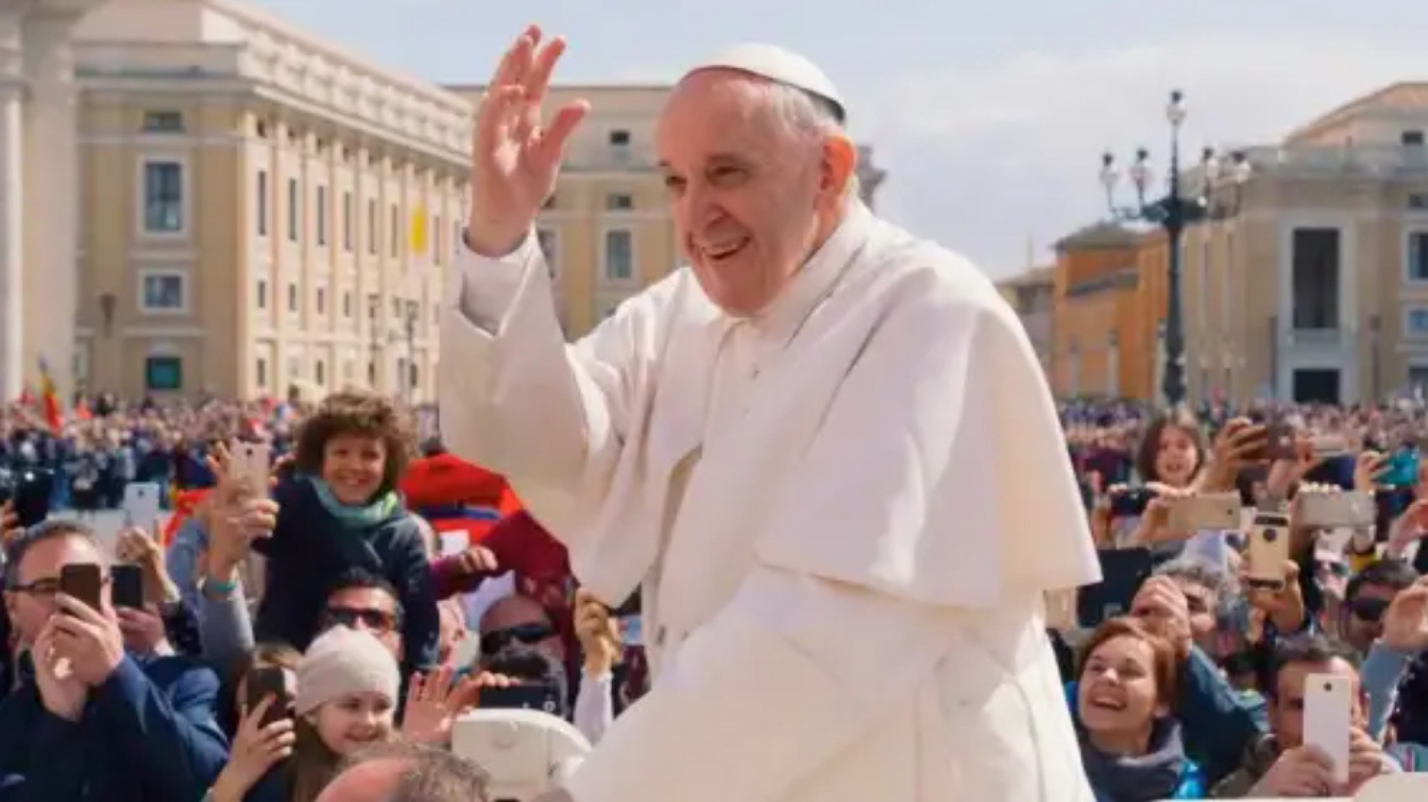 El papa Francisco sigue mejorando, pero continuará internado varios días más