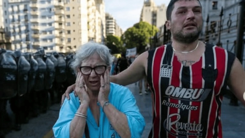 Bullrich exige sanciones a clubes de fútbol por la participación de hinchas en la marcha