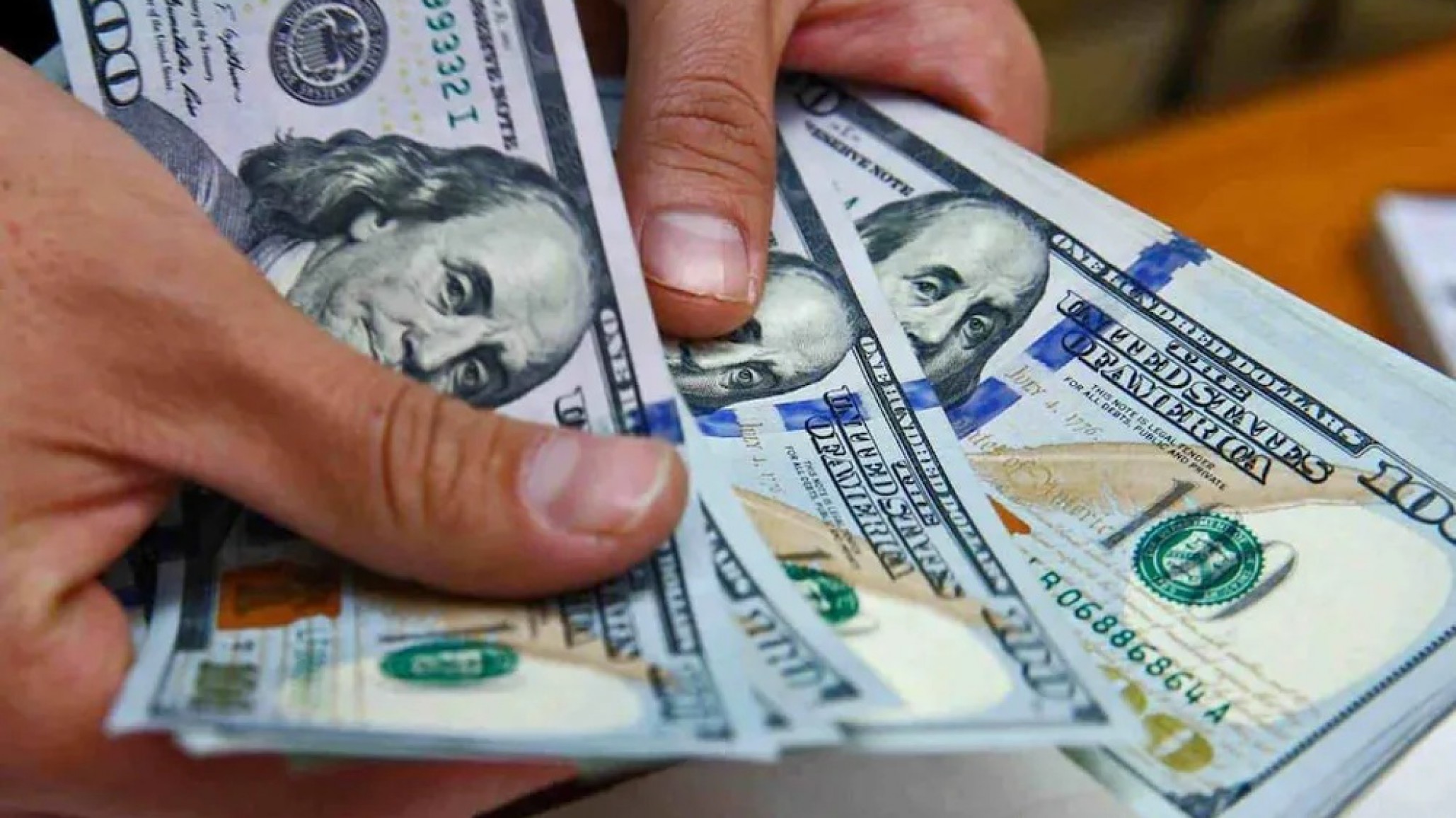 Dólar blue se dispara y se acerca a los $1300 en medio de una incertidumbre financiera