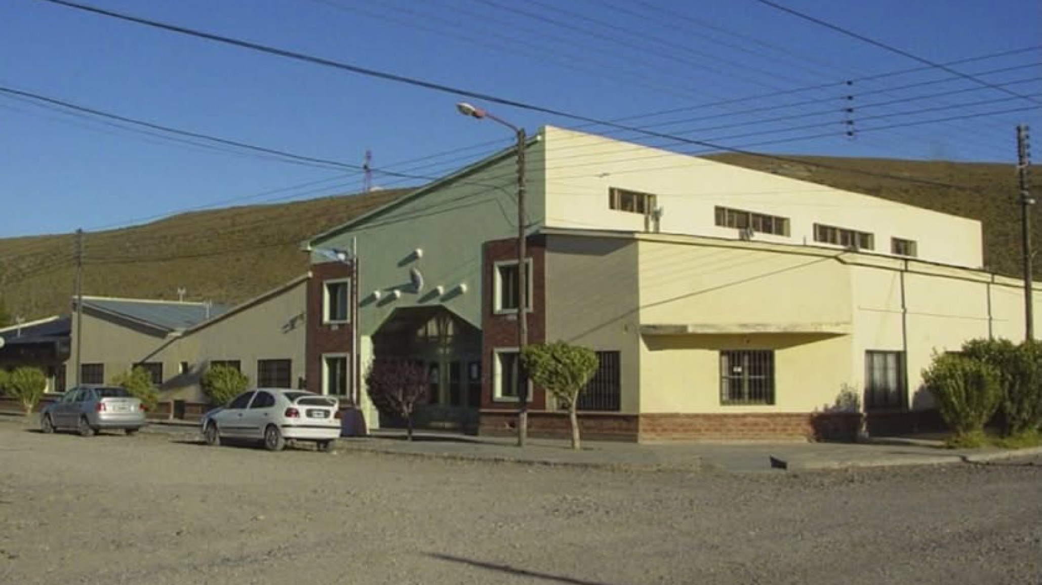 Un adolescente roció con nafta la entrada de una escuela en Río Mayo