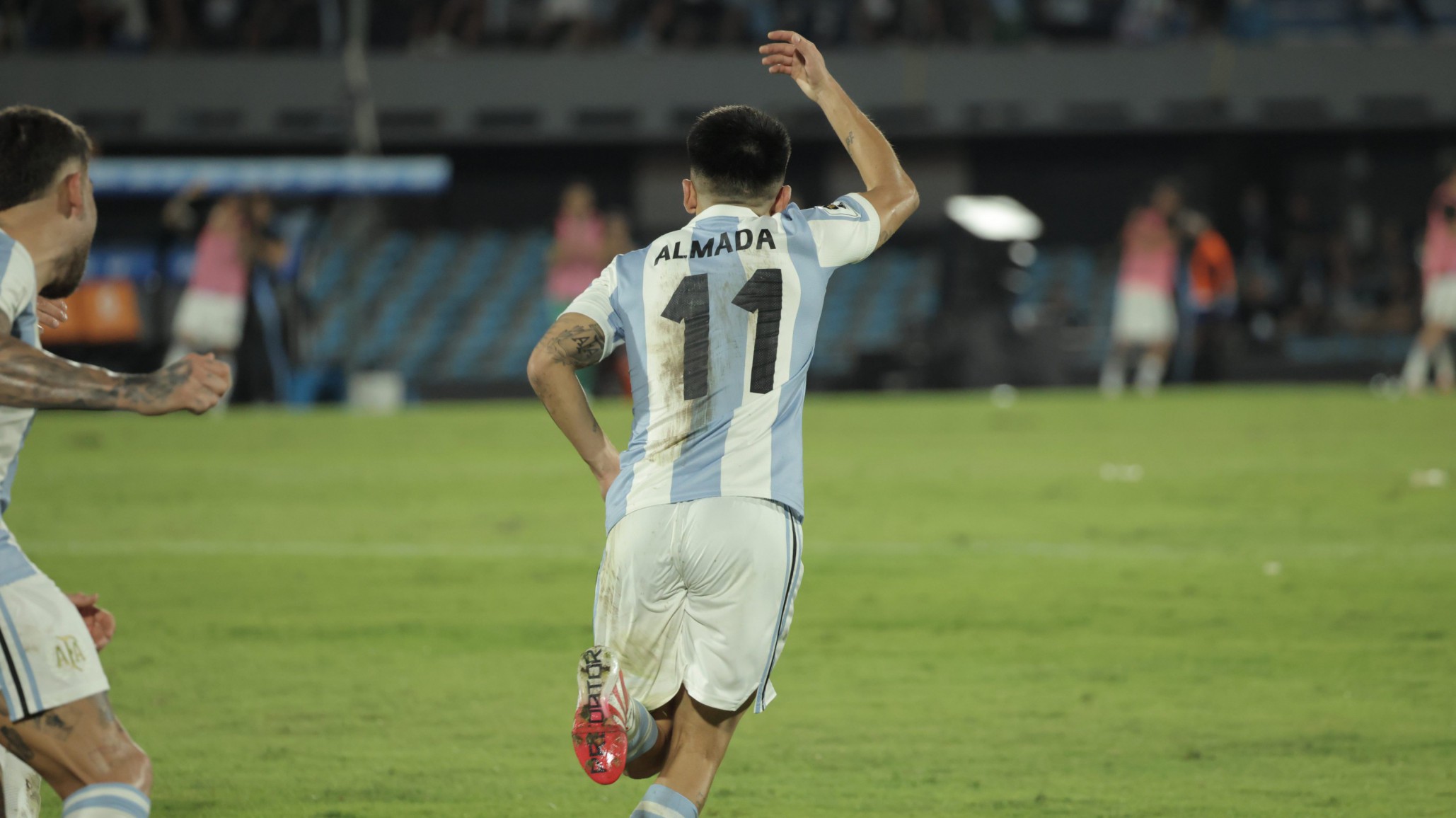 Con un golazo de Almada, Argentina venció 1-0 a Uruguay y acaricia el Mundial 2026