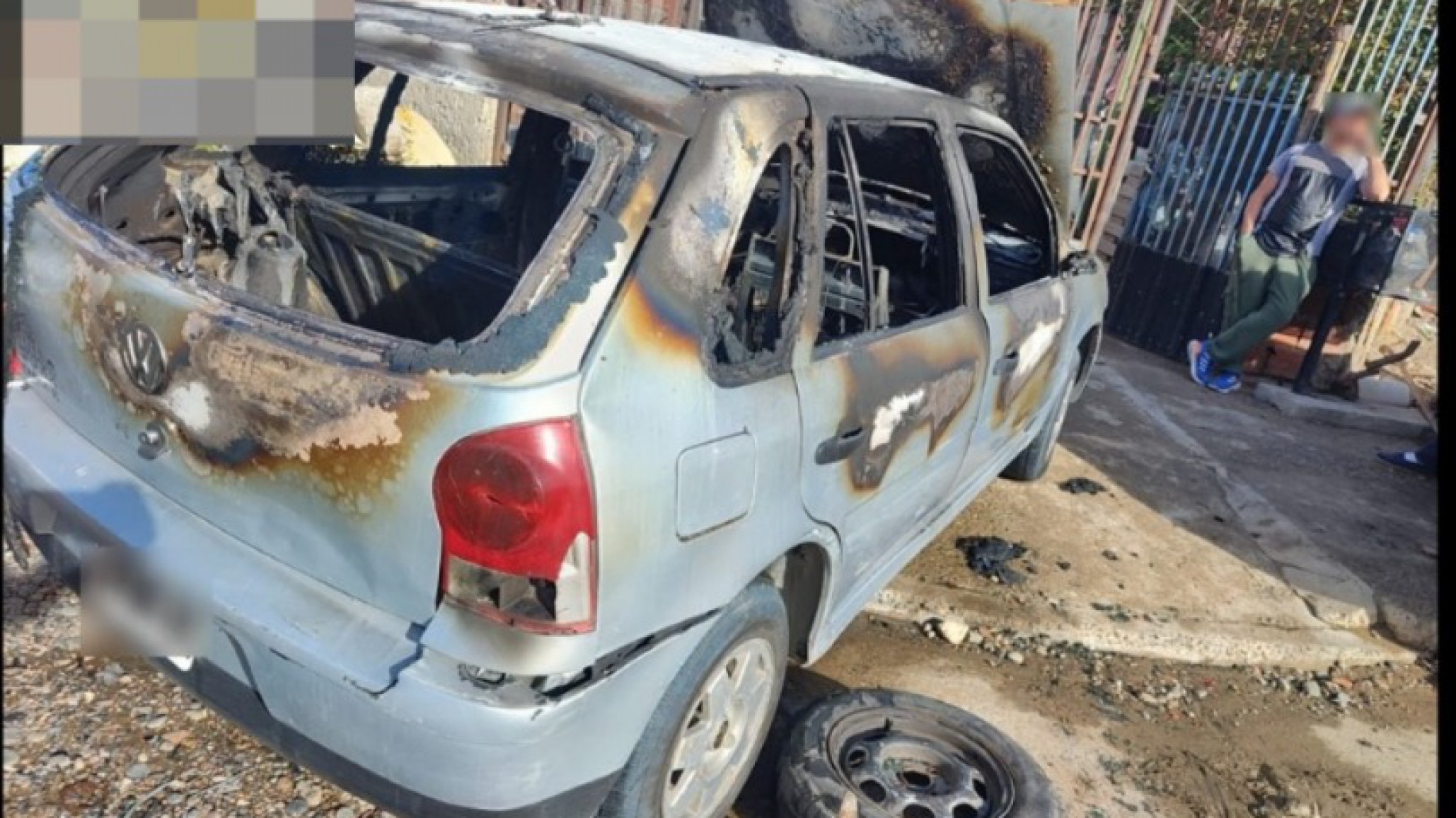 Intentaron prender fuego un auto tras robar un volante y amenazaron a la dueña
