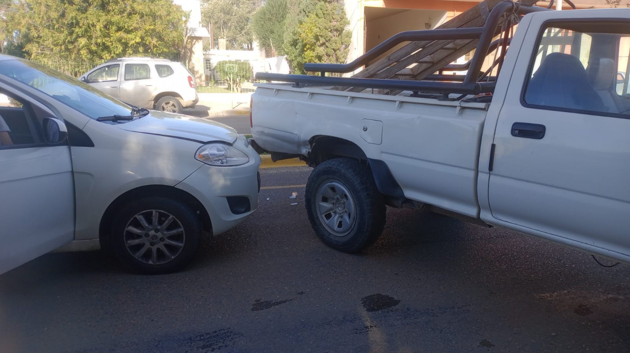 Accidente en Rada Tilly: un Fiat Palio y una Toyota Hilux chocaron