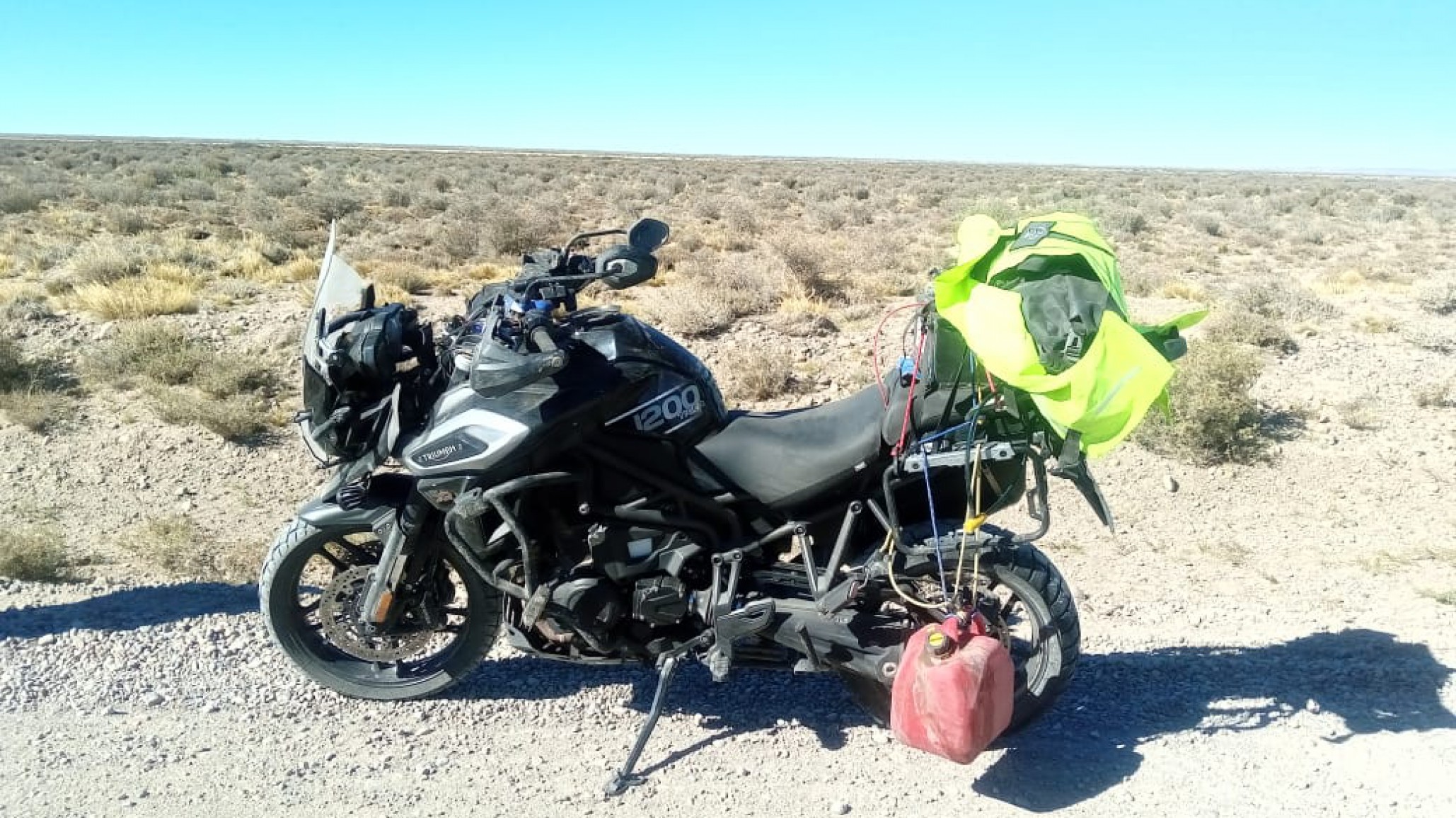 Policías realizaban un control de tránsito y hallaron un motociclista accidentado a la vera de la ruta