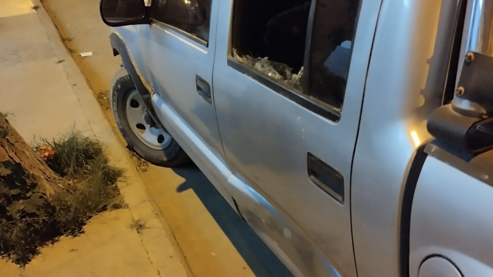 Vecinos detuvieron a un hombre que rompió el vidrio de una camioneta en pleno centro