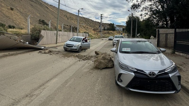 Peligro en Rada Tilly: se desprendieron rocas del cerro y tuvieron que tomar medidas