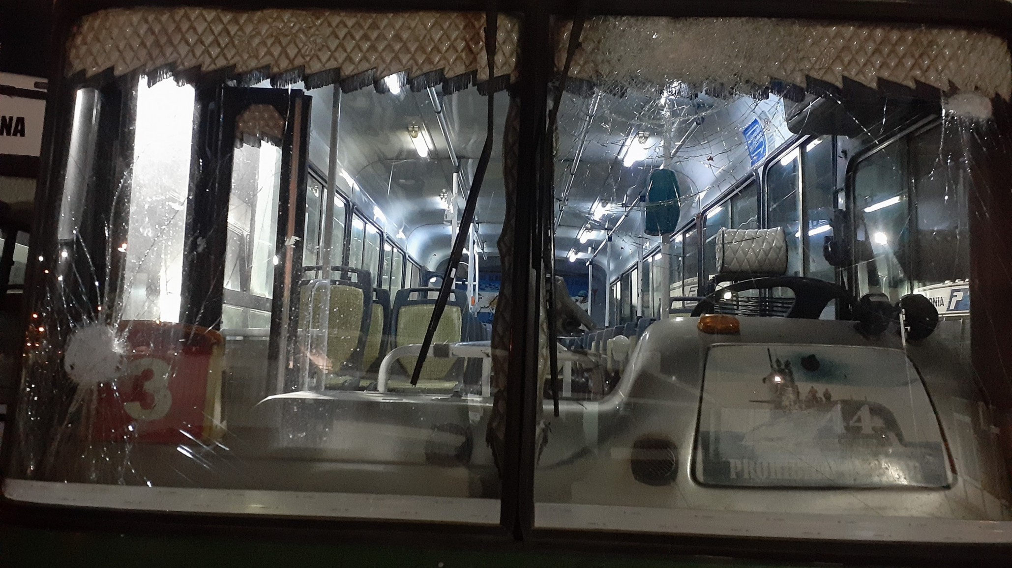 Ataque a colectivo: arrojaron piedras y rompieron vidrios de una unidad de la línea 3
