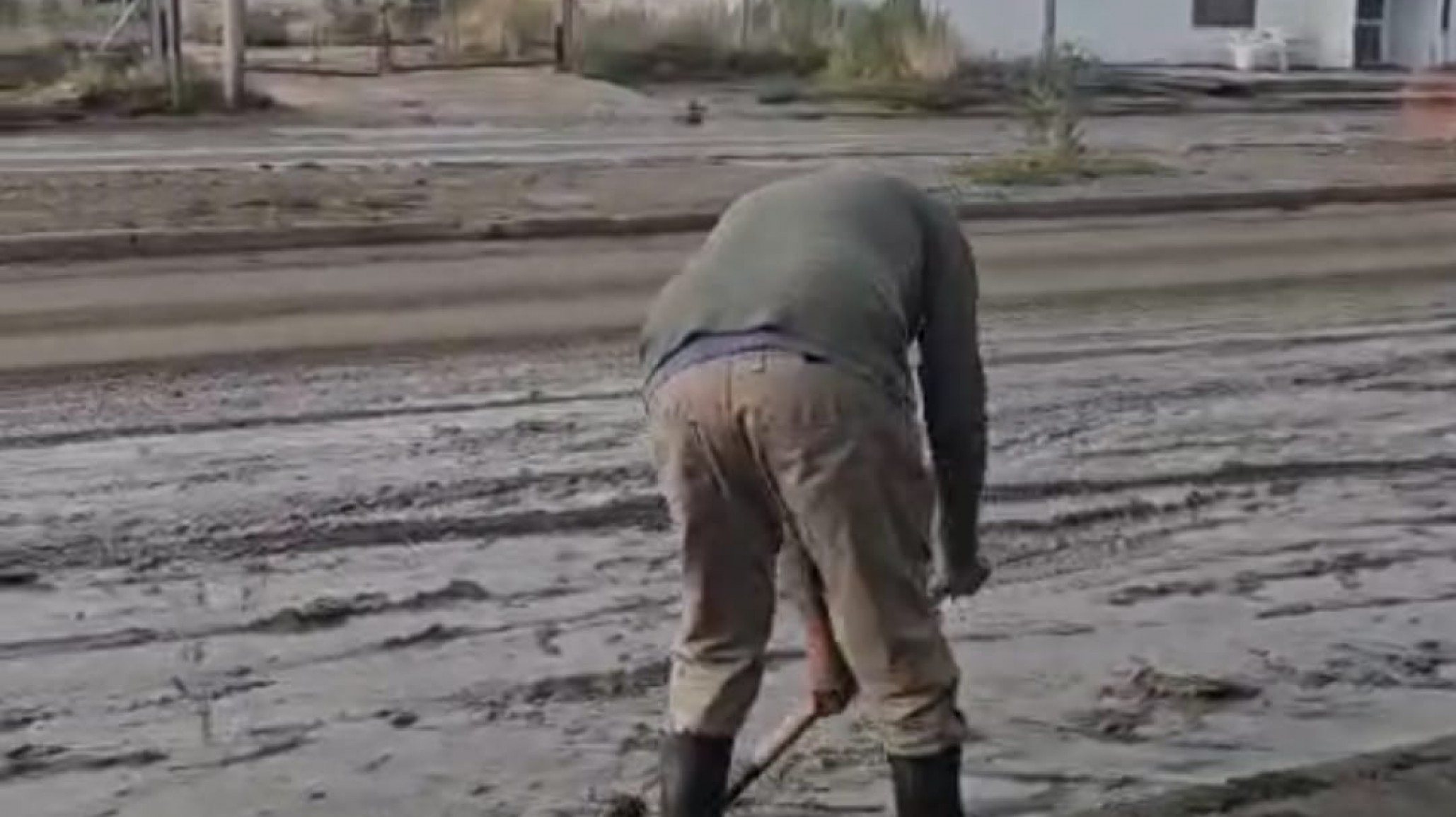 Comerciante de Juana Azurduy reclama por el desborde del canal Roca: "Estamos cansados y seguimos igual"