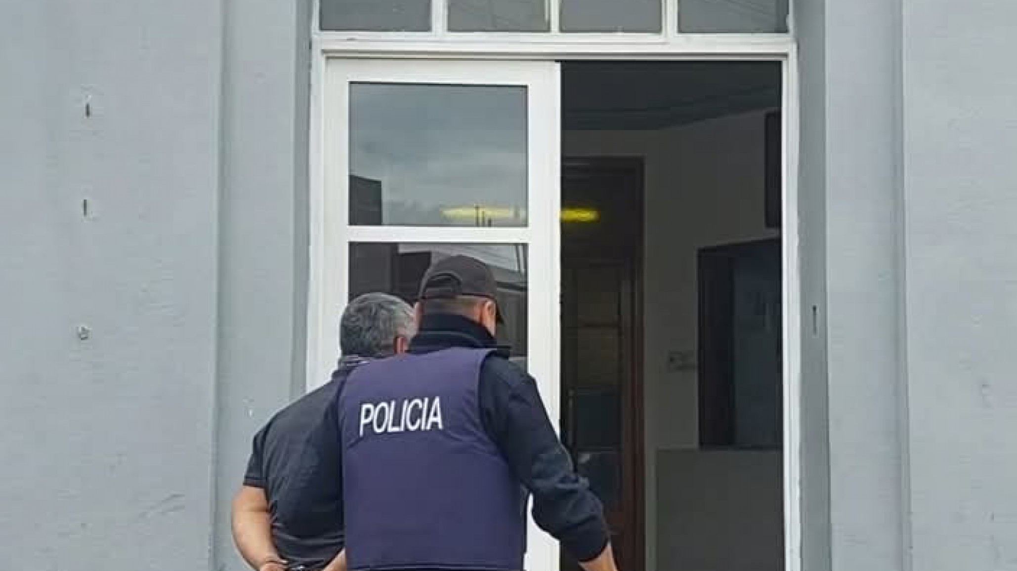 Encontró su auto rayado, entró a un local y agredió a tres empleados