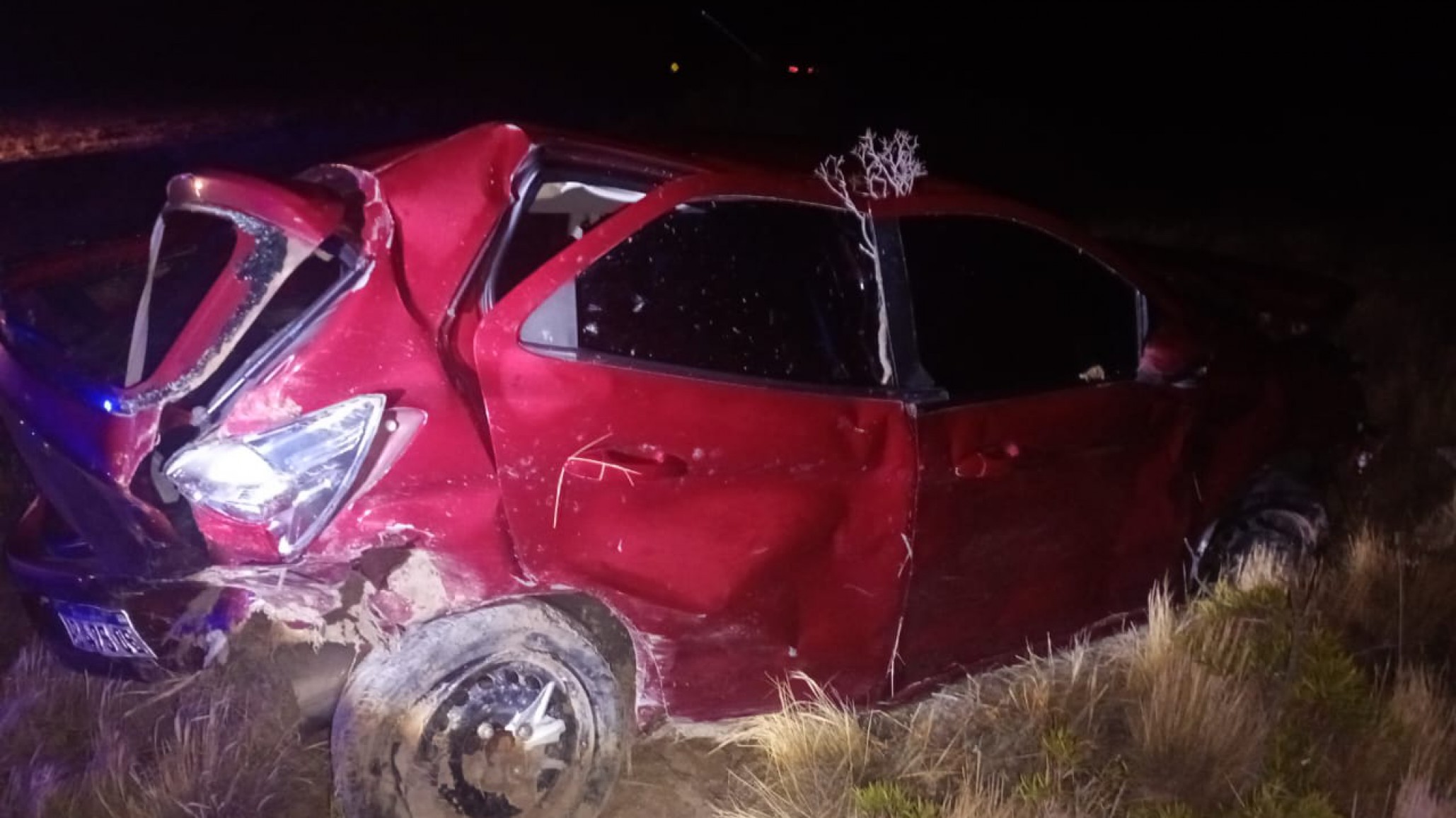 Perdió el control del auto y chocó contra un montículo de tierra en Ruta 39