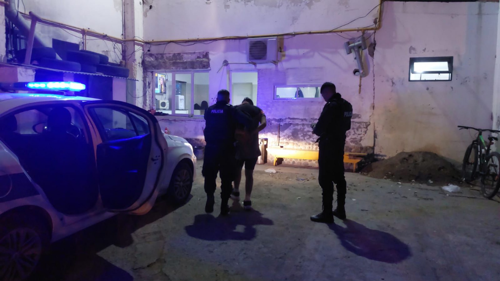 Violenta agresión a policías en el barrio Pueyrredón terminó con dos detenidos
