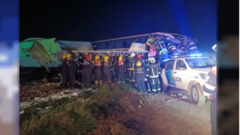 Tragedia en Ruta 3: choque frontal entre un micro y un camión dejó al menos 4 muertos y 16 heridos