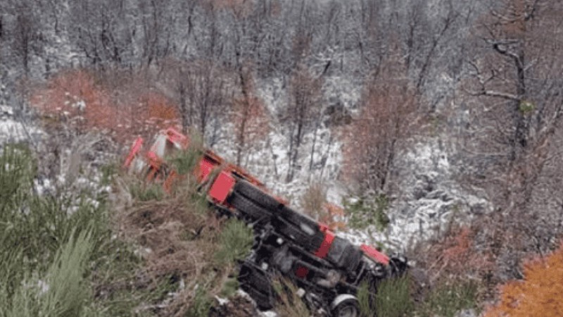 Un camión que esparcía sal y líquido anticongelante en Ruta 40, patinó y desbarrancó
