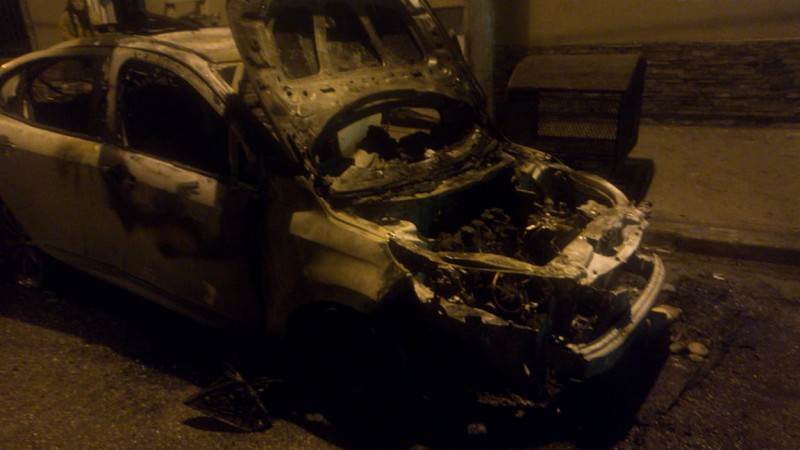 Estacionó el auto frente a su casa y en la madrugada se prendió fuego