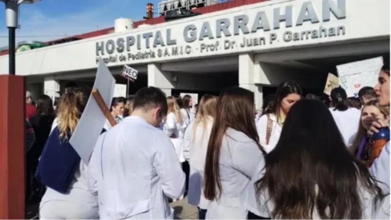 Médicos del Garrahan denuncian el cierre de la residencia de Pediatría y convocan a una marcha