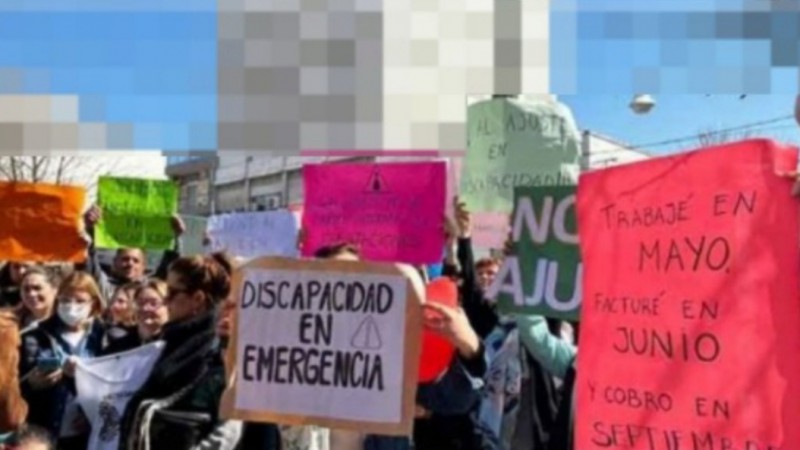 Maestras de apoyo de personas con discapacidad se movilizan por pagos atrasados y falta de respuestas