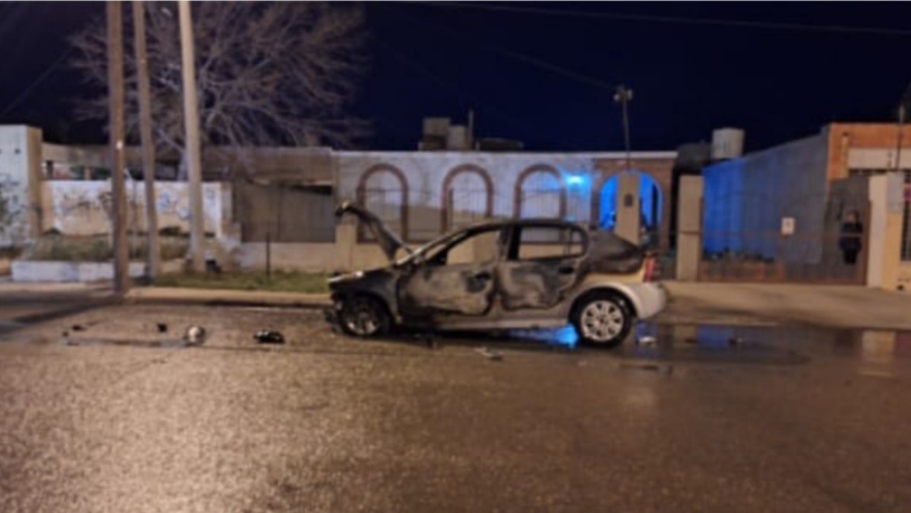 Investigan el incendio de un auto en zona sur durante la madrugada