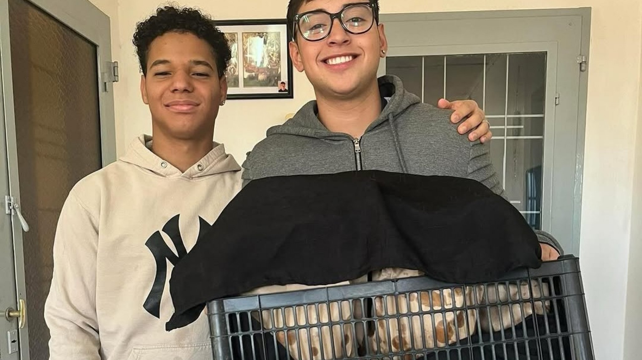 Dos adolescentes venden tortas fritas y calzones rotos para financiar su viaje de egreso 2025