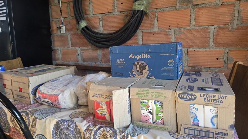 La Policía entregó alimentos al merendero El Faro con lo secuestrado en operativos: "Cambiamos las bebidas por leche"
