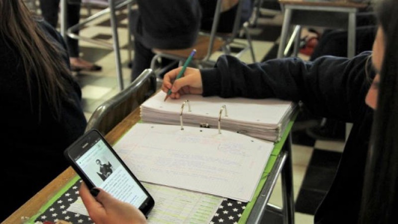 Neuquén prohibirá celulares en aulas y aprobó un protocolo ante la violencia hacia docentes: los detalles