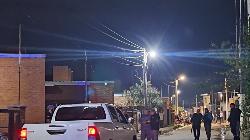 Mató a su hermano tras una discusión: la detuvieron con un cuchillo ensangrentado en la mano