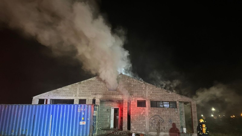 Incendio en depósito de SEROS: cinco dotaciones de bomberos trabajaron durante tres horas