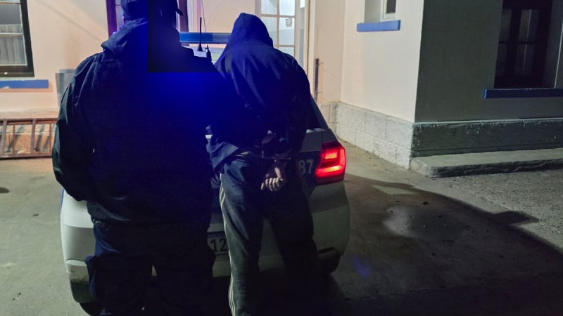 Detuvieron a un hombre por amenazar con un cuchillo a dos pasajeros en un colectivo