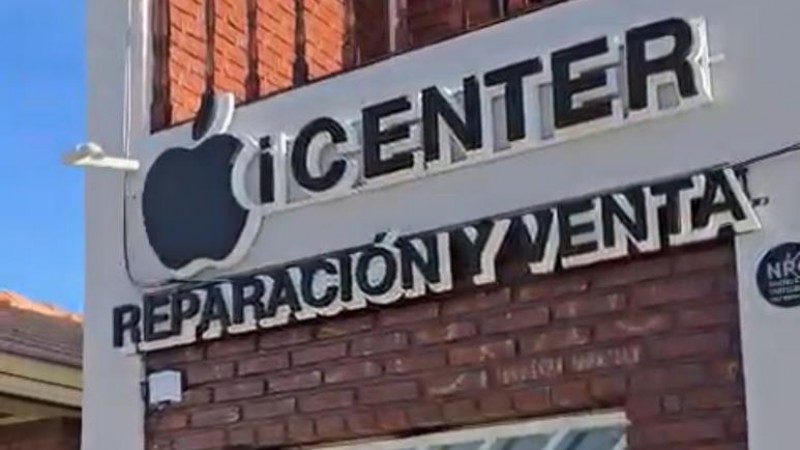 Robo millonario a un local de celulares en barrio Roca: "Se llevaron cinco iPhone 16 Pro Max, cada uno valía $1.700.000"
