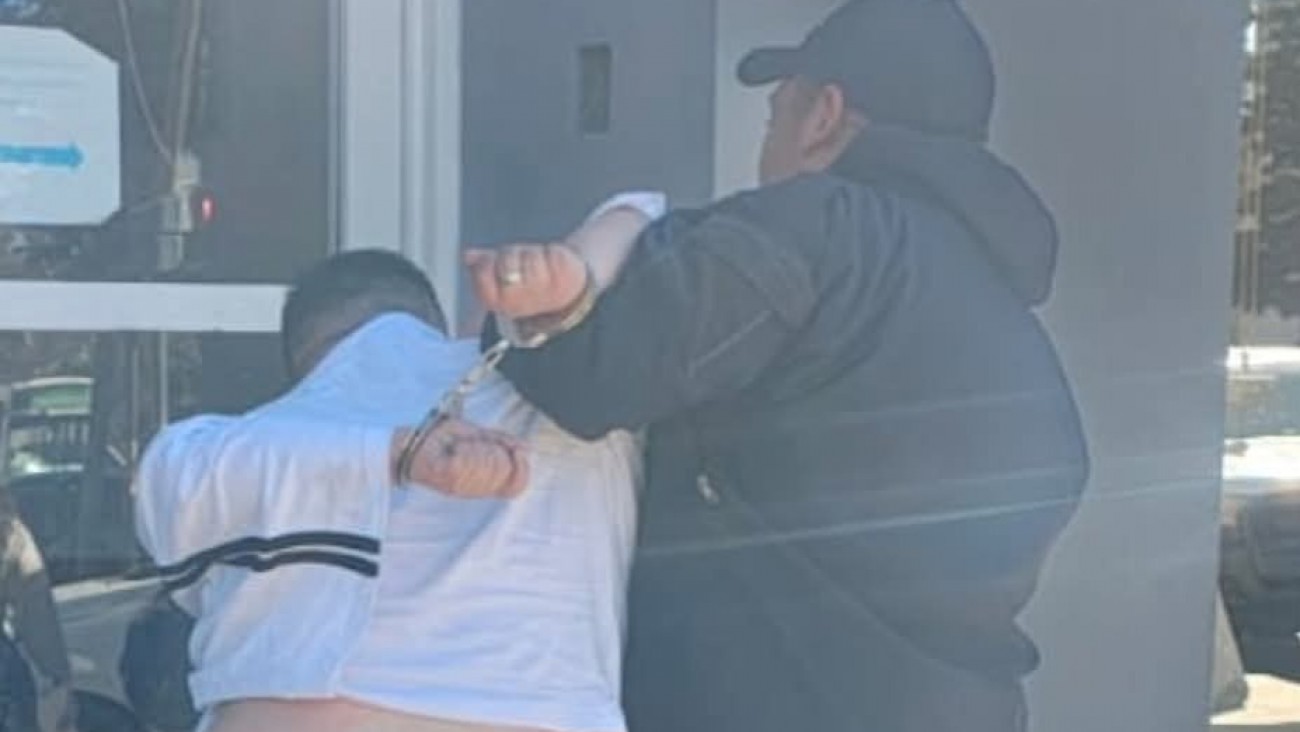 Lo detuvieron por agredir a vendedores ambulantes e insultar a la policía