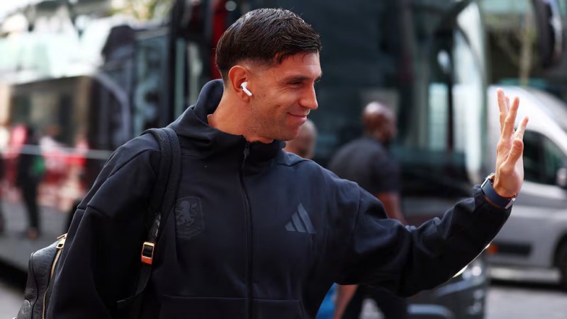 Dibu Martínez llegó a Argentina y esquivó preguntas sobre su futuro tras el frustrado pase al Manchester United