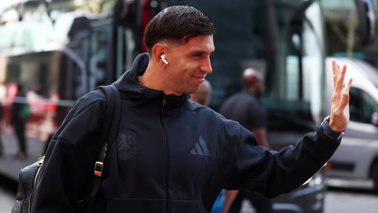 Dibu Martínez llegó a Argentina y esquivó preguntas sobre su futuro tras el frustrado pase al Manchester United