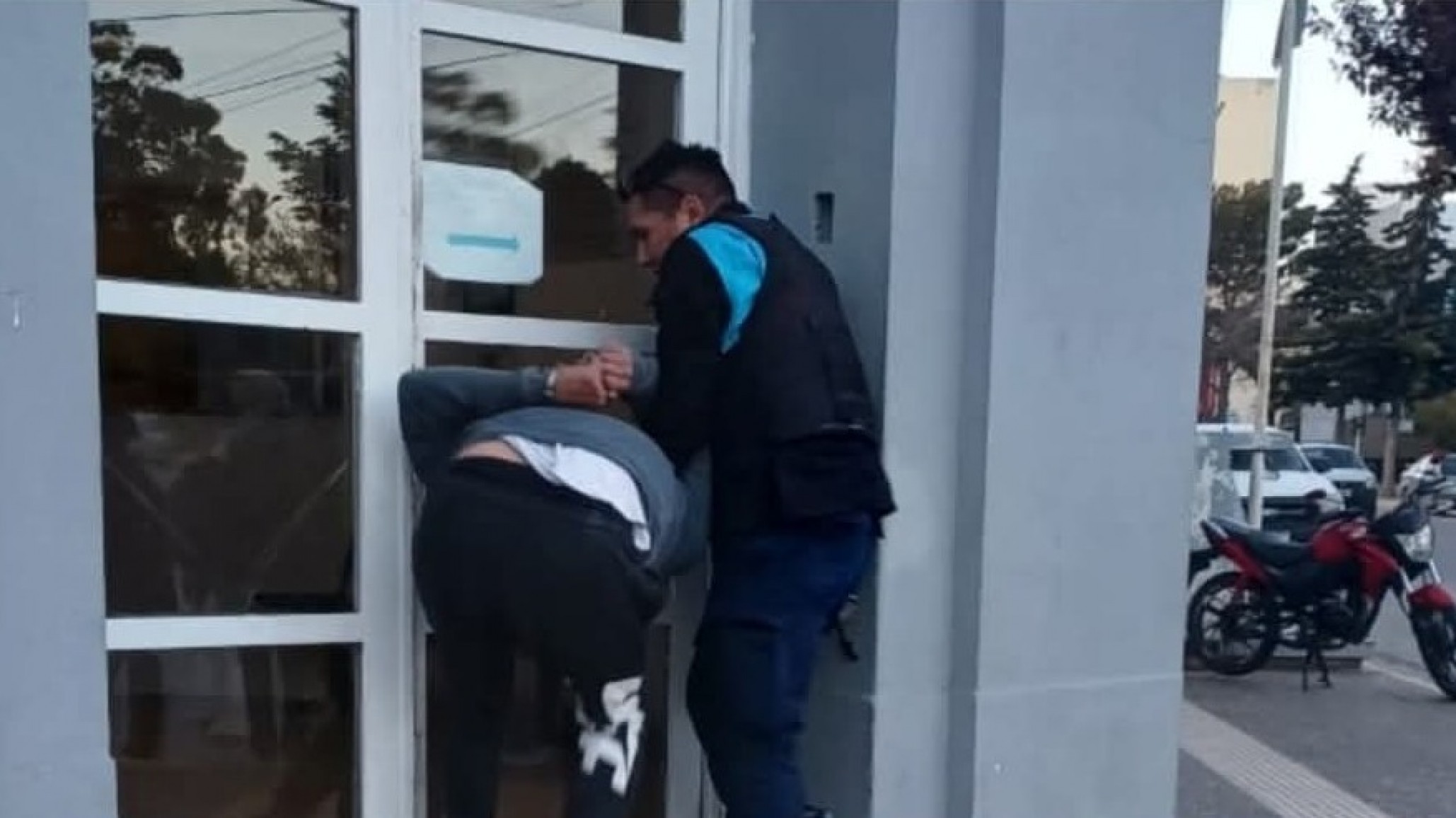 Robaron un televisor y un parlante: atraparon a uno de los ladrones y el otro escapó