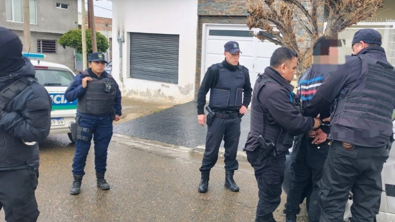 Doble acusación en Comodoro: Detienen a una pareja por desorden y presunto robo en el José Fuchs