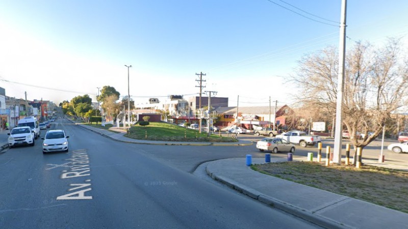 Infraganti: Un conocido delincuente fue detenido mientras barreteaba la puerta de una casa