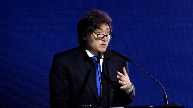 "Atraviesa la mayor crisis de su presidencia": El Financial Times sobre Milei