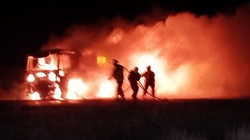Un camión proveniente de Comodoro se incendió en el ingreso sur a Puerto Madryn