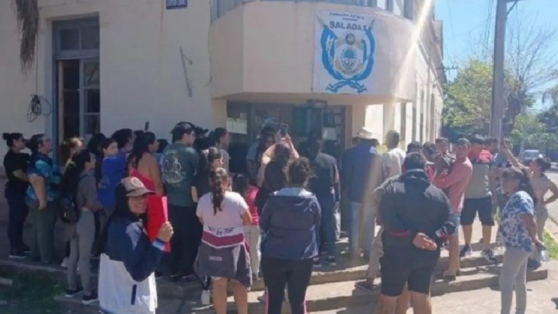 Un docente está detenido y acusado de abusar sexualmente de su vecino de 25 años