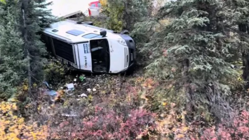 Comodorenses volcaron en Alaska y piden ayuda para reparar su motorhome