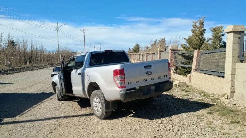 Perdió el control de su camioneta y chocó contra el paredón de una casa