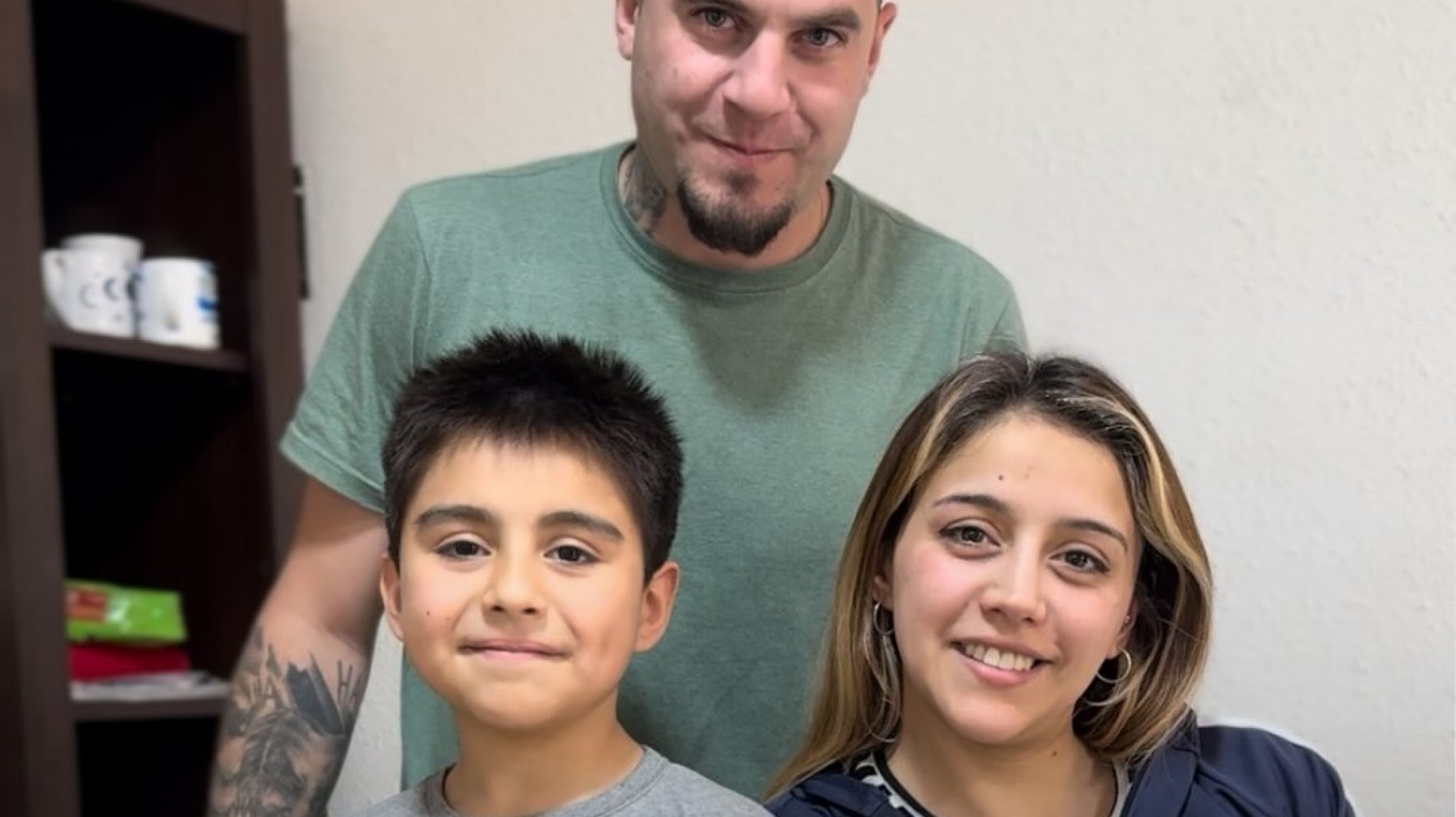 Linares recibió a la familia del nene comodorense que se atendió en el Garraham: "Historias que reflejan la importancia de la inversión en salud pediatrica"