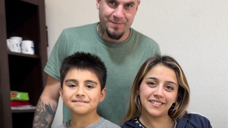 Linares recibió a la familia del nene comodorense que se atendió en el Garraham: "Historias que reflejan la importancia de la inversión en salud pediatrica"