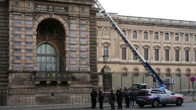 Ladrones aprovecharon tareas de remodelación en la fachada y robaron joyas de la corona francesa del Louvre
