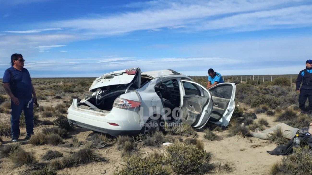 Tres heridos tras el vuelco de un auto en la Ruta 3